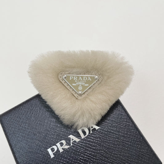 PRADA プラダ ヘアピン ヘアクリップ ヘアアクセサリー レディース ファー 可愛い 上品 おしゃれ アイボリー 新品未使用