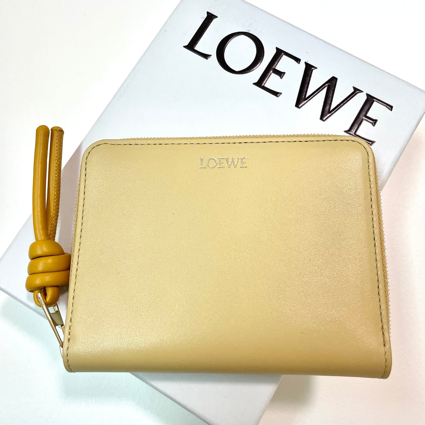 LOEWE ロエベ 財布 ウォレット ノット コンパクト ジップアラウンドレディース シャイニーナパカーフ 黄 イエロー ミニ財布