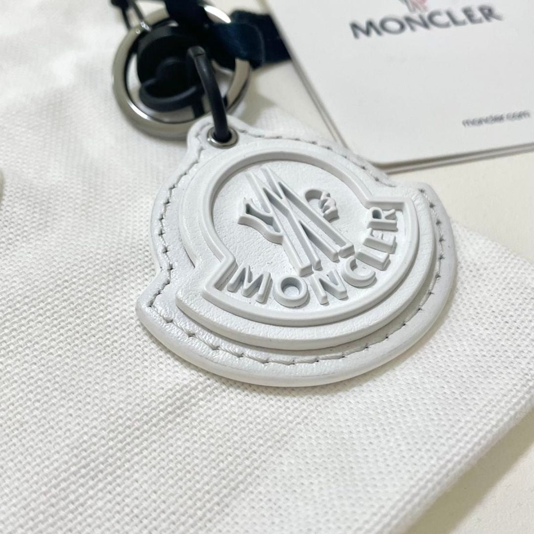 モンクレール ロゴワッペン ホワイト キーホルダー キーリング バッグチャーム