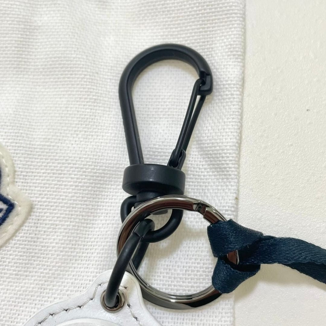 モンクレール ロゴワッペン ホワイト キーホルダー キーリング バッグチャーム