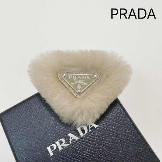 PRADA プラダ ヘアピン ヘアクリップ ヘアアクセサリー レディース ファー 可愛い 上品 おしゃれ アイボリー 新品未使用