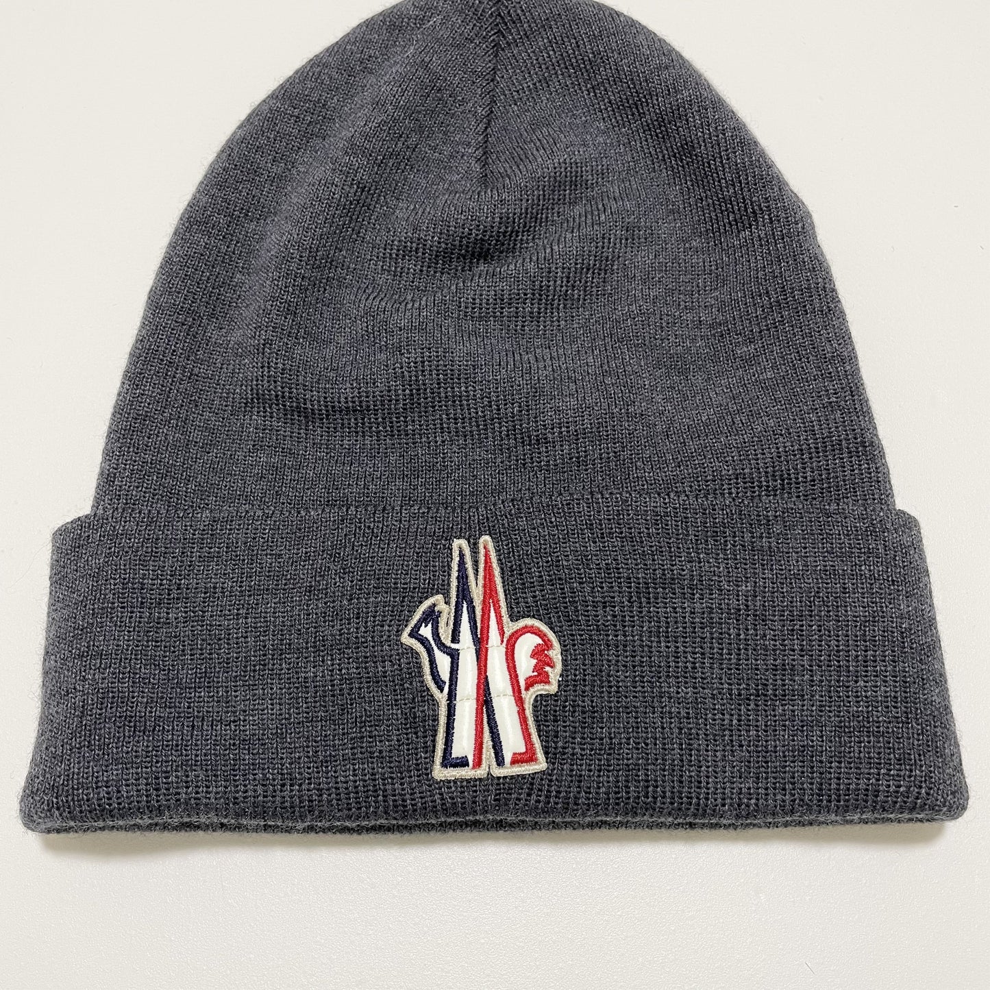 MONCLER モンクレール ニットキャップ ニット帽 帽子 ロゴ ワッペン シンプル メンズ レディース グレー 新品未使用