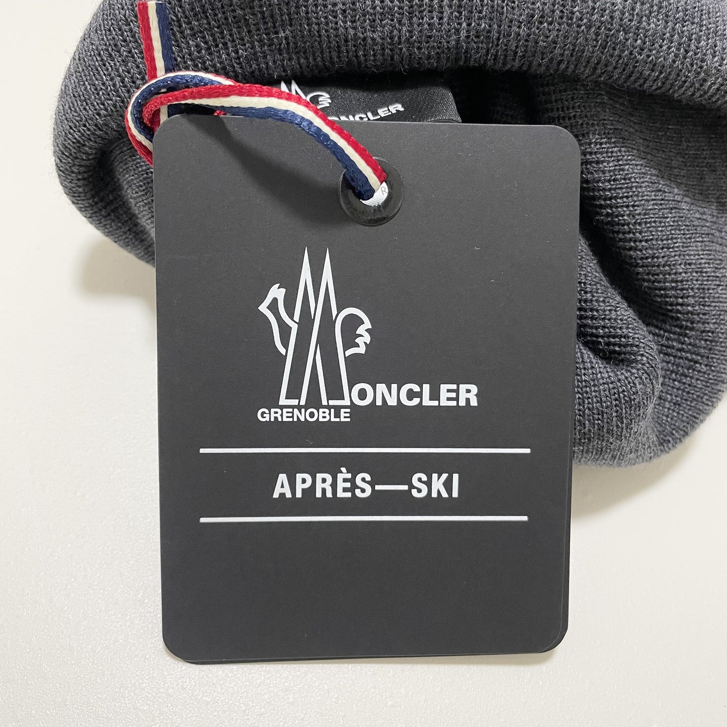 MONCLER モンクレール ニットキャップ ニット帽 帽子 ロゴ ワッペン シンプル メンズ レディース グレー 新品未使用