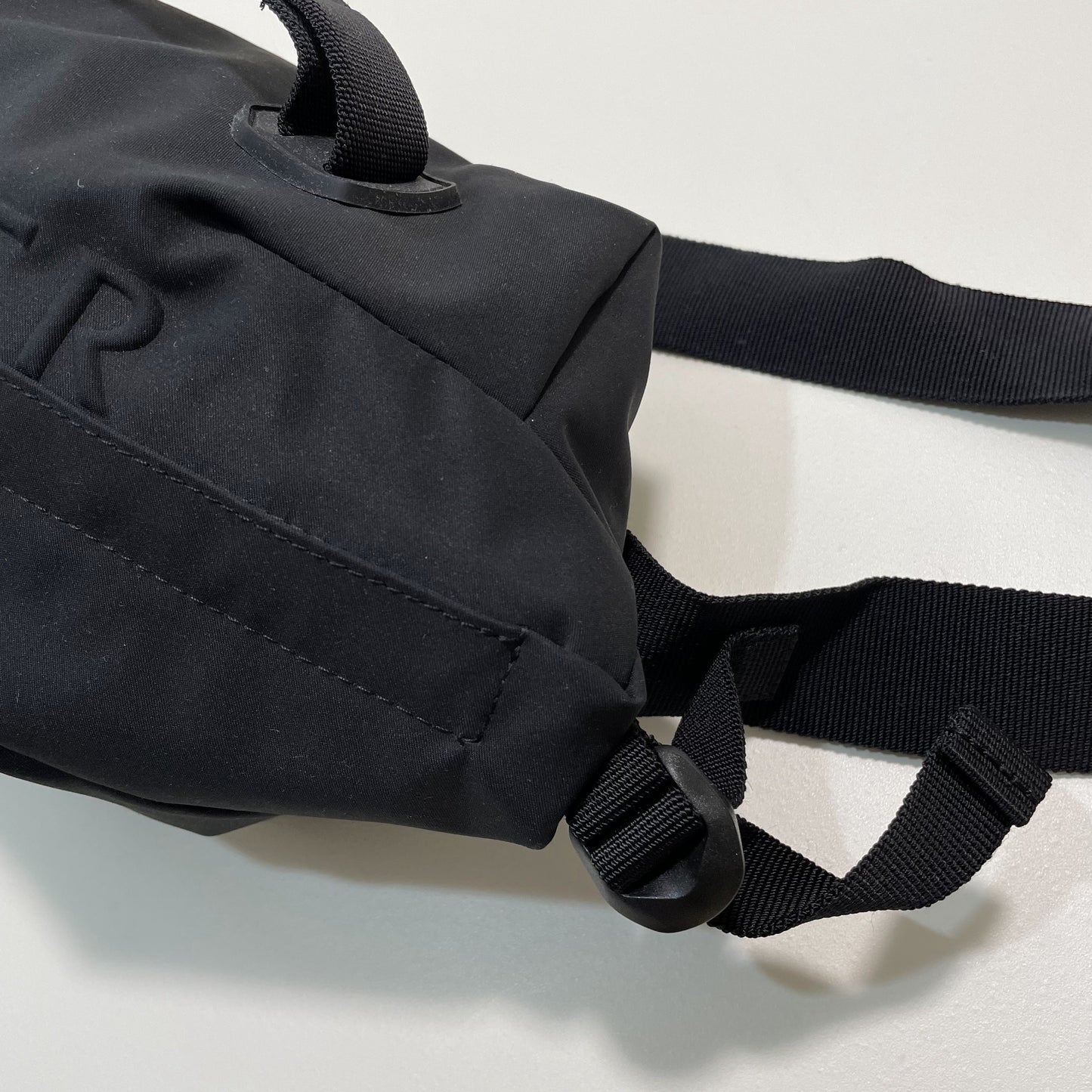 MONCLER モンクレール ボディバッグ ウエストバッグ ウエストポーチ ベルト メンズ レディース シンプル ロゴ ブラック