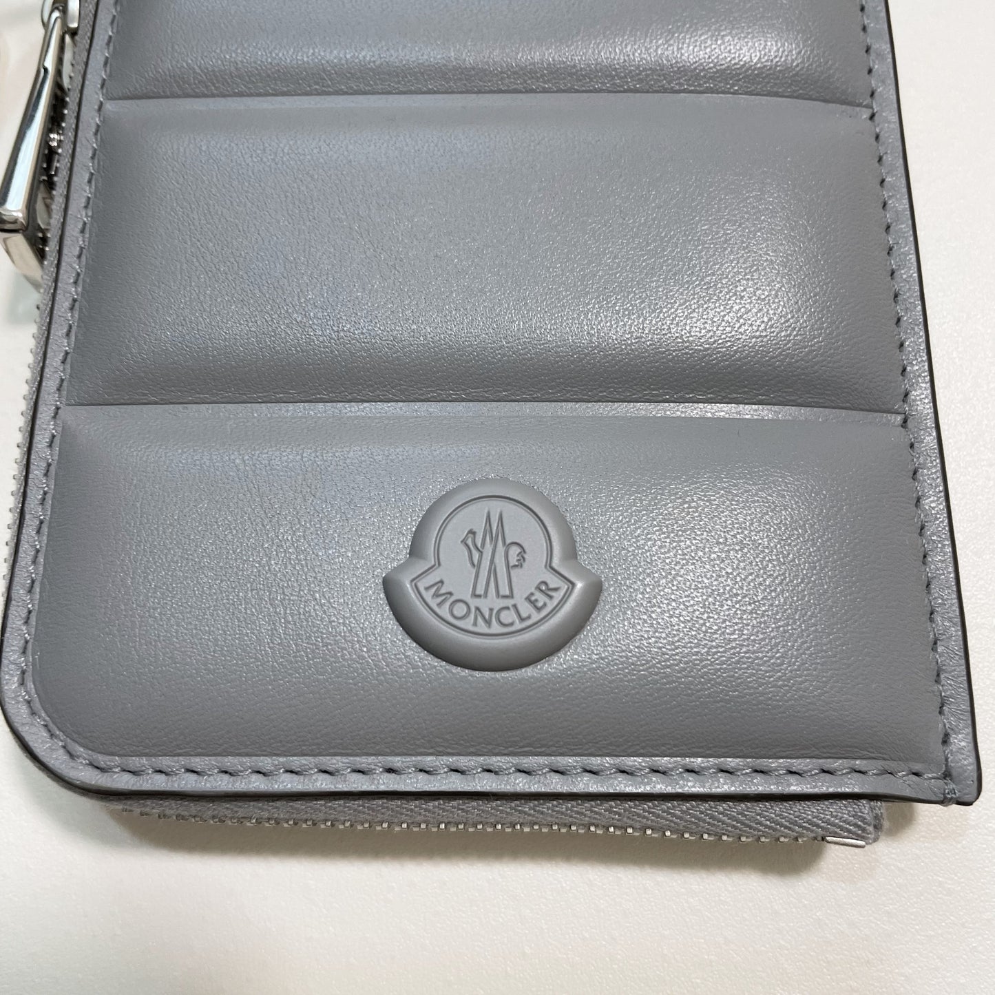 MONCLER モンクレール ミニ財布 コインケース 小銭入れ ウォレット コンパクト レザー メンズ シンプル ロゴ グレー