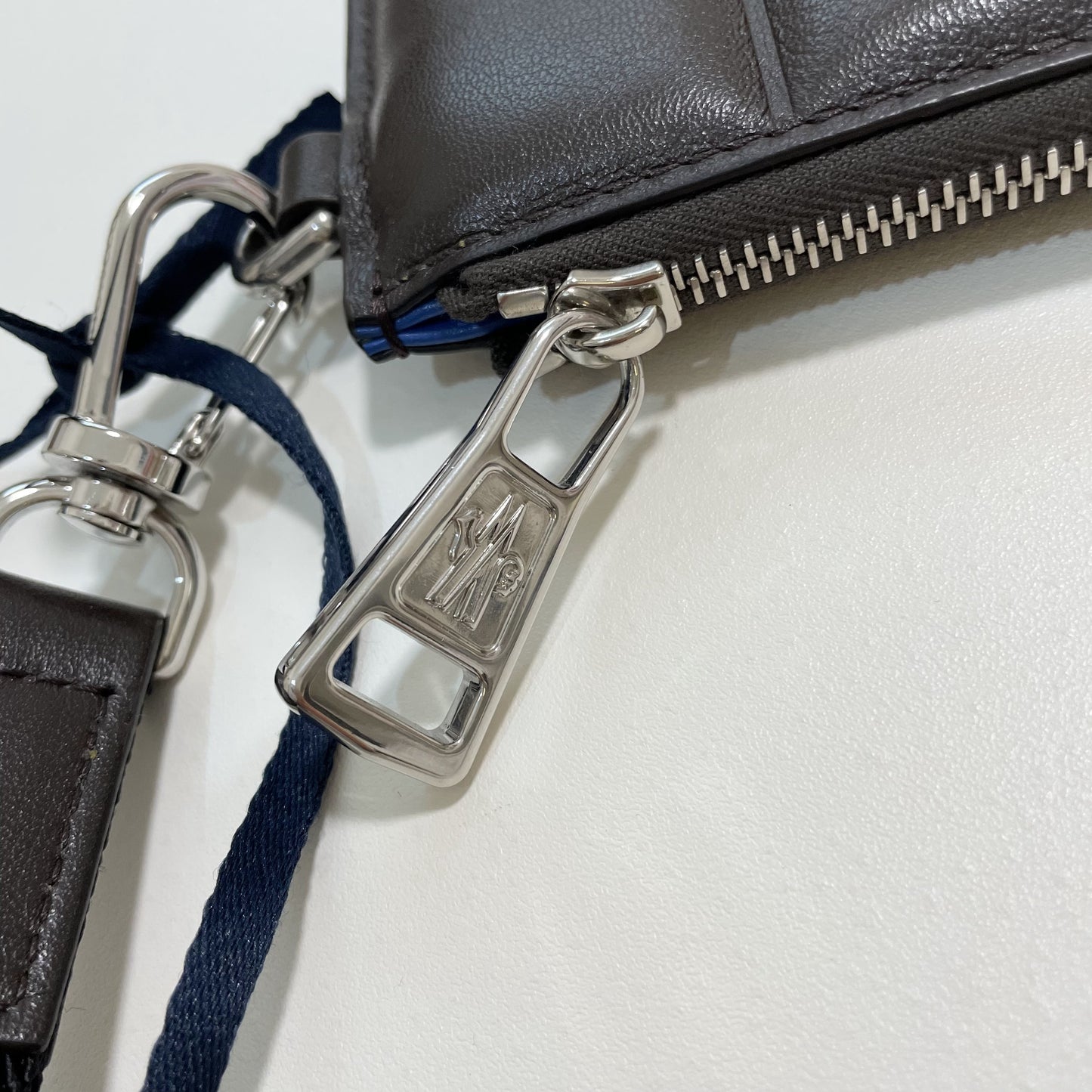 MONCLER モンクレール ミニ財布 コインケース 小銭入れ ウォレット コンパクト レザー メンズ シンプル ロゴ ブラウン