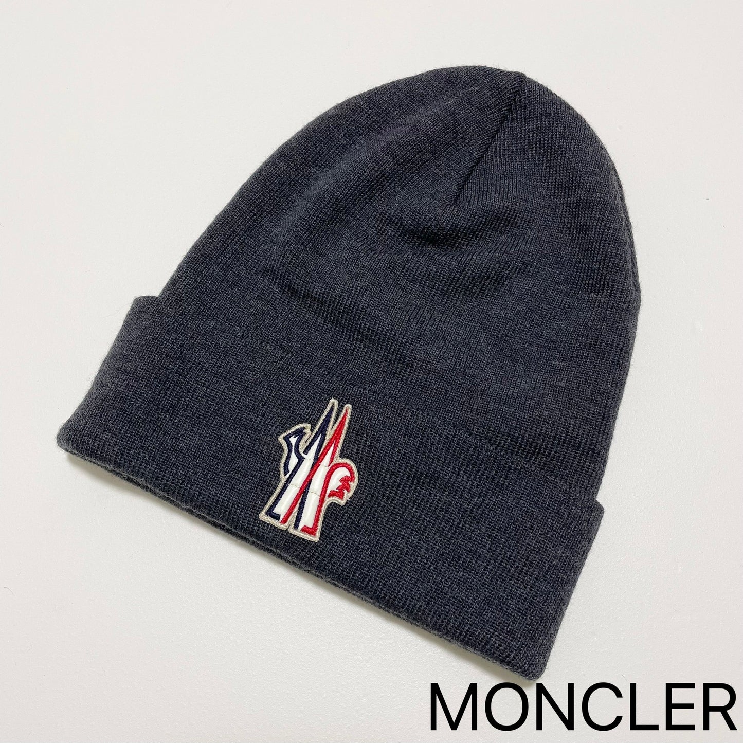 MONCLER モンクレール ニットキャップ ニット帽 帽子 ロゴ ワッペン シンプル メンズ レディース グレー 新品未使用