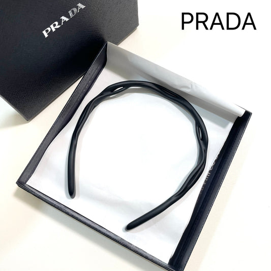 PRADA プラダ カチューシャ ヘアアクセサリー レディース シンプル エンボス ロゴ ボックス 上品 黒 ブラック 新品未使用