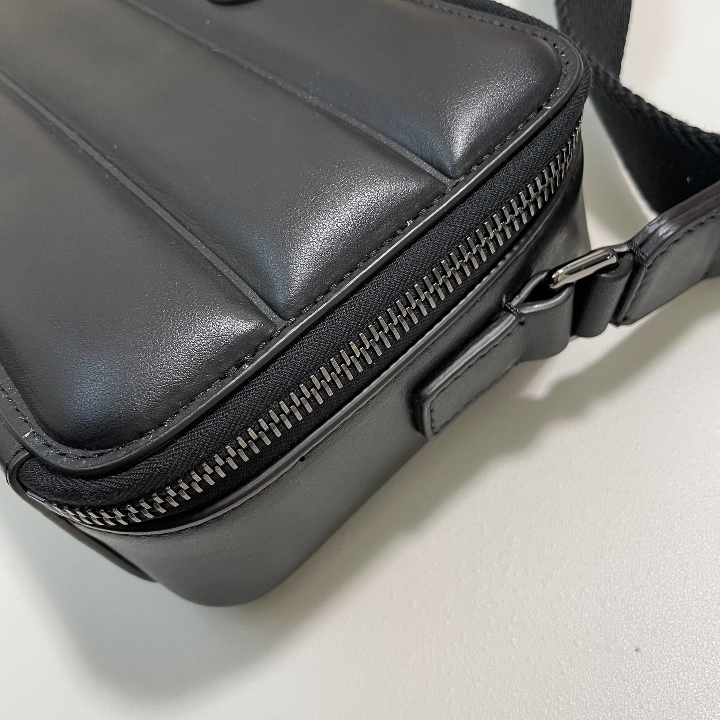 MONCLER モンクレール ショルダーバッグ クロスボディ キルティング 斜め掛け レザー シンプル 黒 ブラック 新品未使用