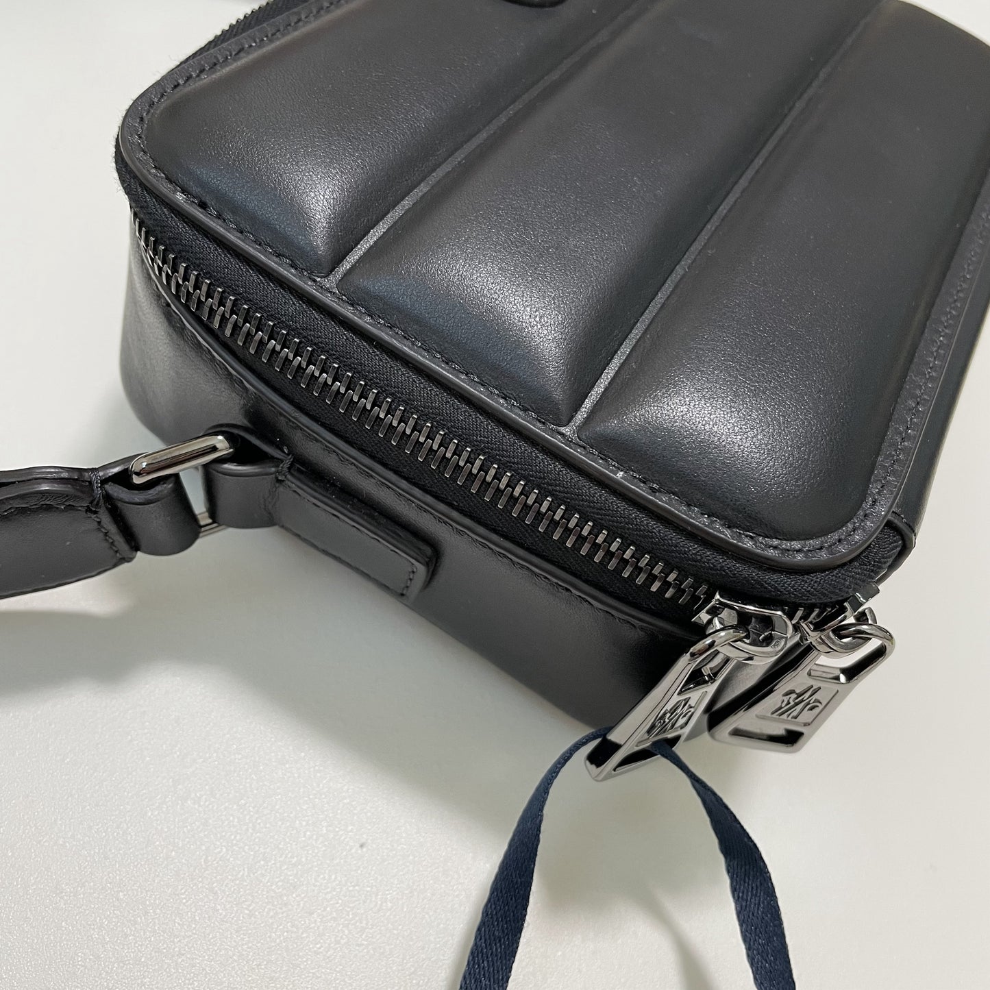 MONCLER モンクレール ショルダーバッグ クロスボディ キルティング 斜め掛け レザー シンプル 黒 ブラック 新品未使用