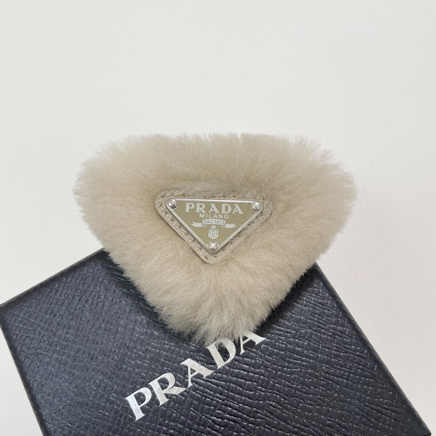 PRADA プラダ ヘアピン ヘアクリップ ヘアアクセサリー レディース ファー 可愛い 上品 おしゃれ アイボリー 新品未使用