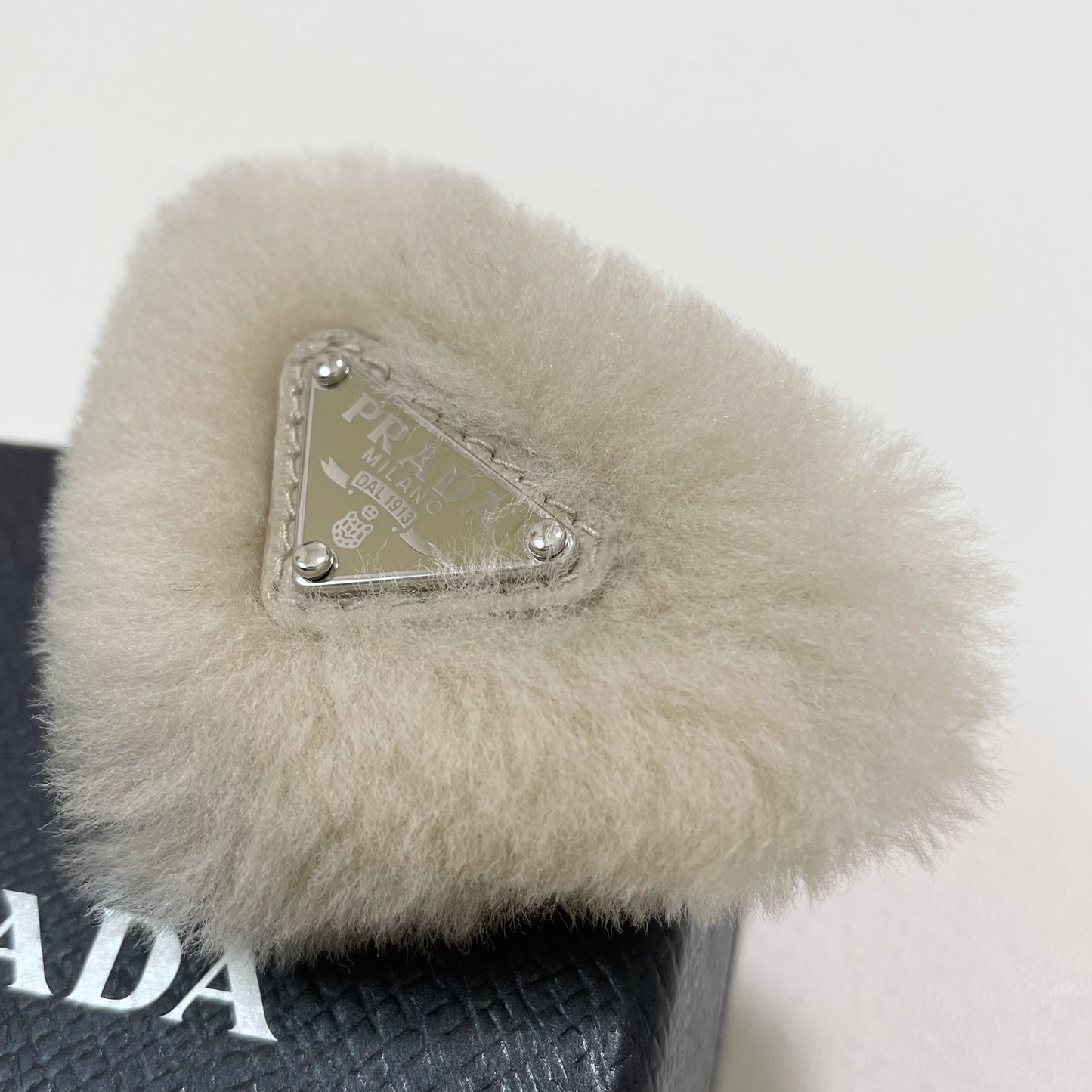 PRADA プラダ ヘアピン ヘアクリップ ヘアアクセサリー レディース ファー 可愛い 上品 おしゃれ アイボリー 新品未使用