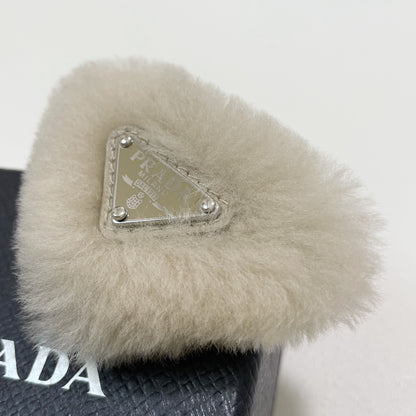 PRADA プラダ ヘアピン ヘアクリップ ヘアアクセサリー レディース ファー 可愛い 上品 おしゃれ アイボリー 新品未使用