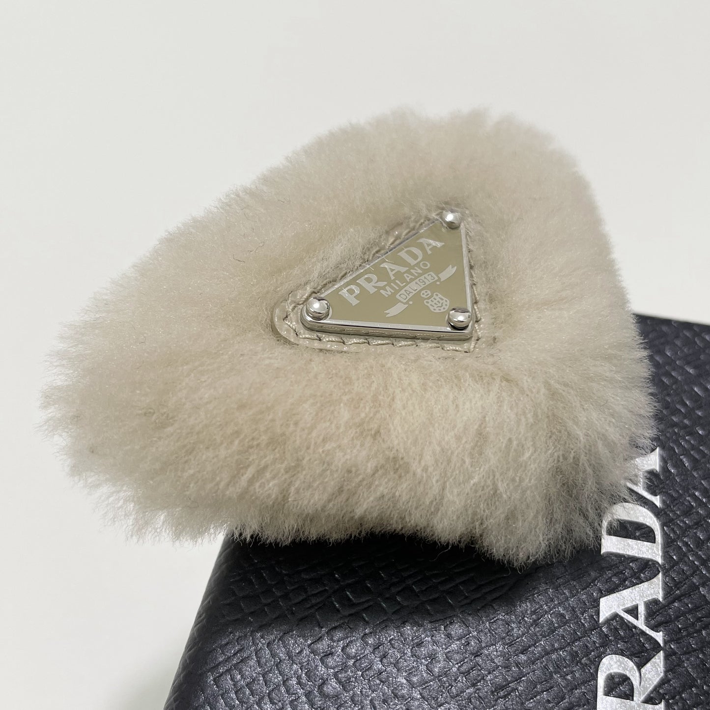 PRADA プラダ ヘアピン ヘアクリップ ヘアアクセサリー レディース ファー 可愛い 上品 おしゃれ アイボリー 新品未使用