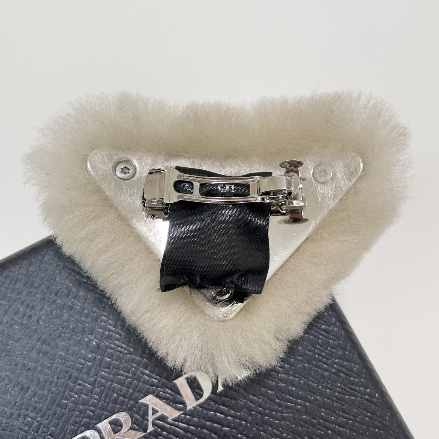 PRADA プラダ ヘアピン ヘアクリップ ヘアアクセサリー レディース ファー 可愛い 上品 おしゃれ アイボリー 新品未使用