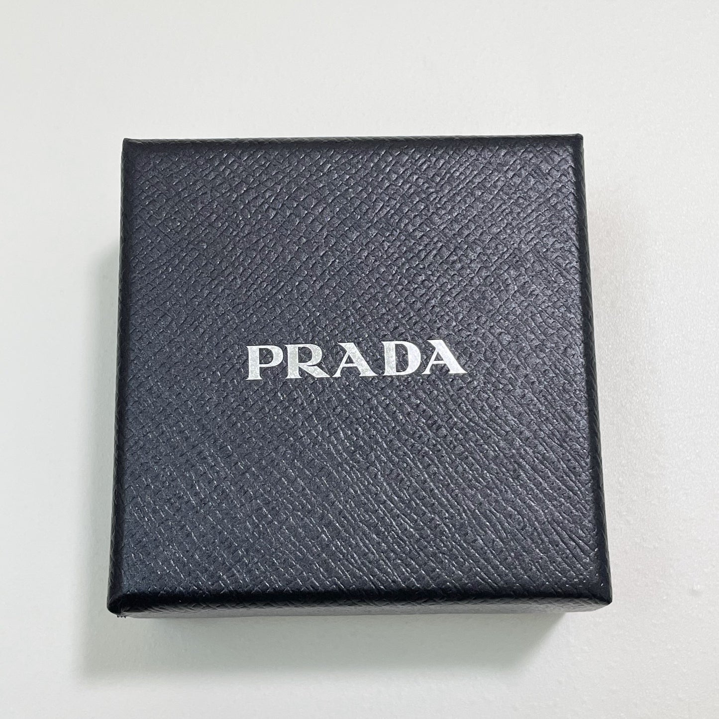 PRADA プラダ ヘアピン ヘアクリップ ヘアアクセサリー レディース ファー 可愛い 上品 おしゃれ アイボリー 新品未使用