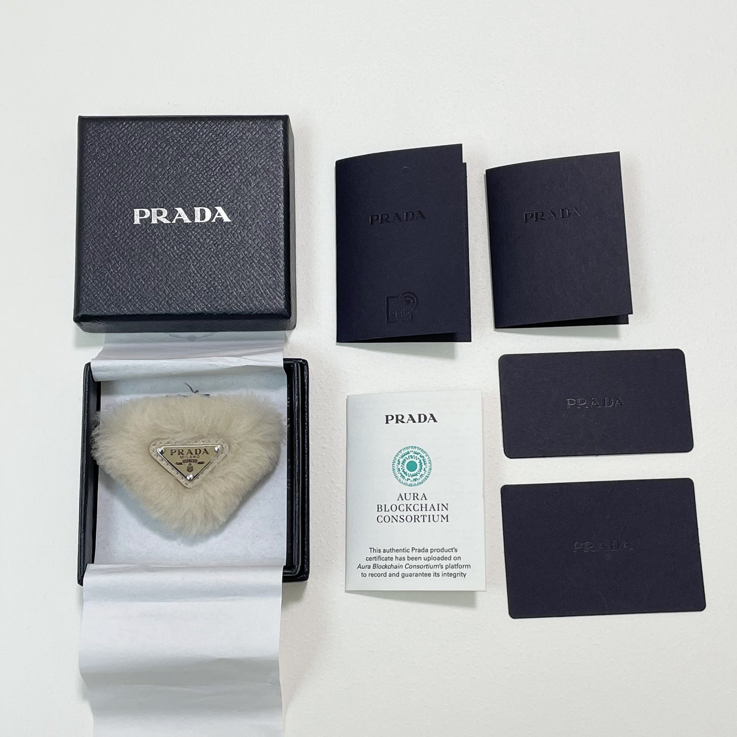 PRADA プラダ ヘアピン ヘアクリップ ヘアアクセサリー レディース ファー 可愛い 上品 おしゃれ アイボリー 新品未使用