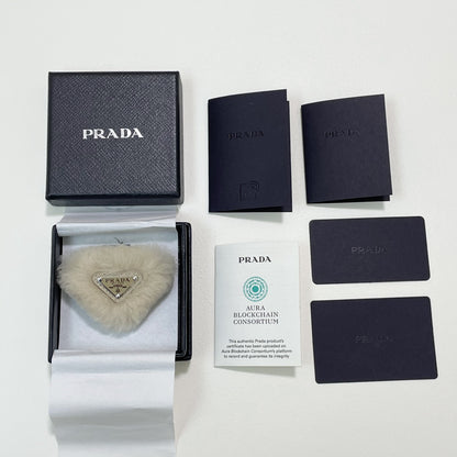 PRADA プラダ ヘアピン ヘアクリップ ヘアアクセサリー レディース ファー 可愛い 上品 おしゃれ アイボリー 新品未使用