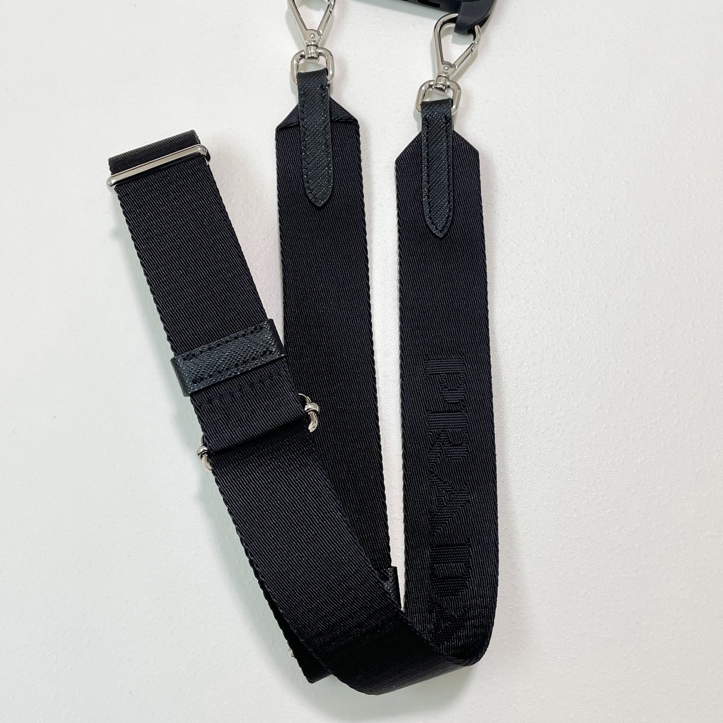 PRADA プラダ iPhone 14 Pro ケース スマホケース ショルダー ストラップ シンプル レディース 黒 新品未使用