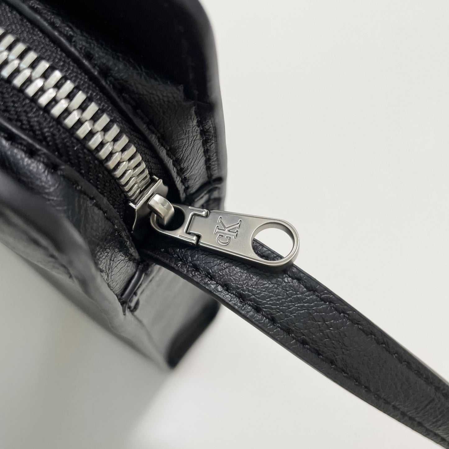 Calvin Klein カルバンクライン ショルダーバッグ 斜め掛け クロスボディバッグ シンプル ロゴ ブラック 新品未使用