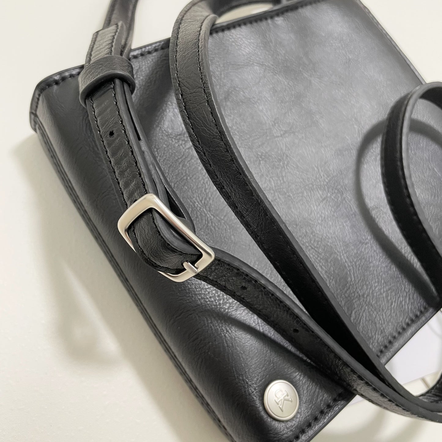 Calvin Klein カルバンクライン ショルダーバッグ 斜め掛け クロスボディバッグ シンプル ロゴ ブラック 新品未使用