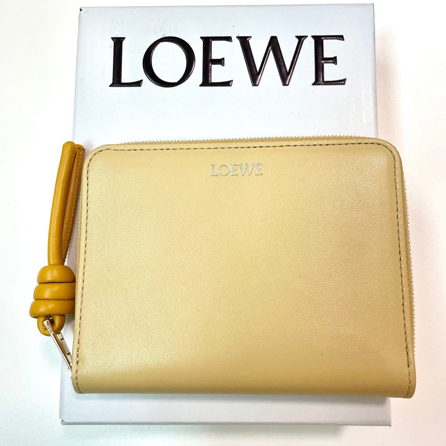LOEWE ロエベ 財布 ウォレット ノット コンパクト ジップアラウンドレディース シャイニーナパカーフ 黄 イエロー ミニ財布