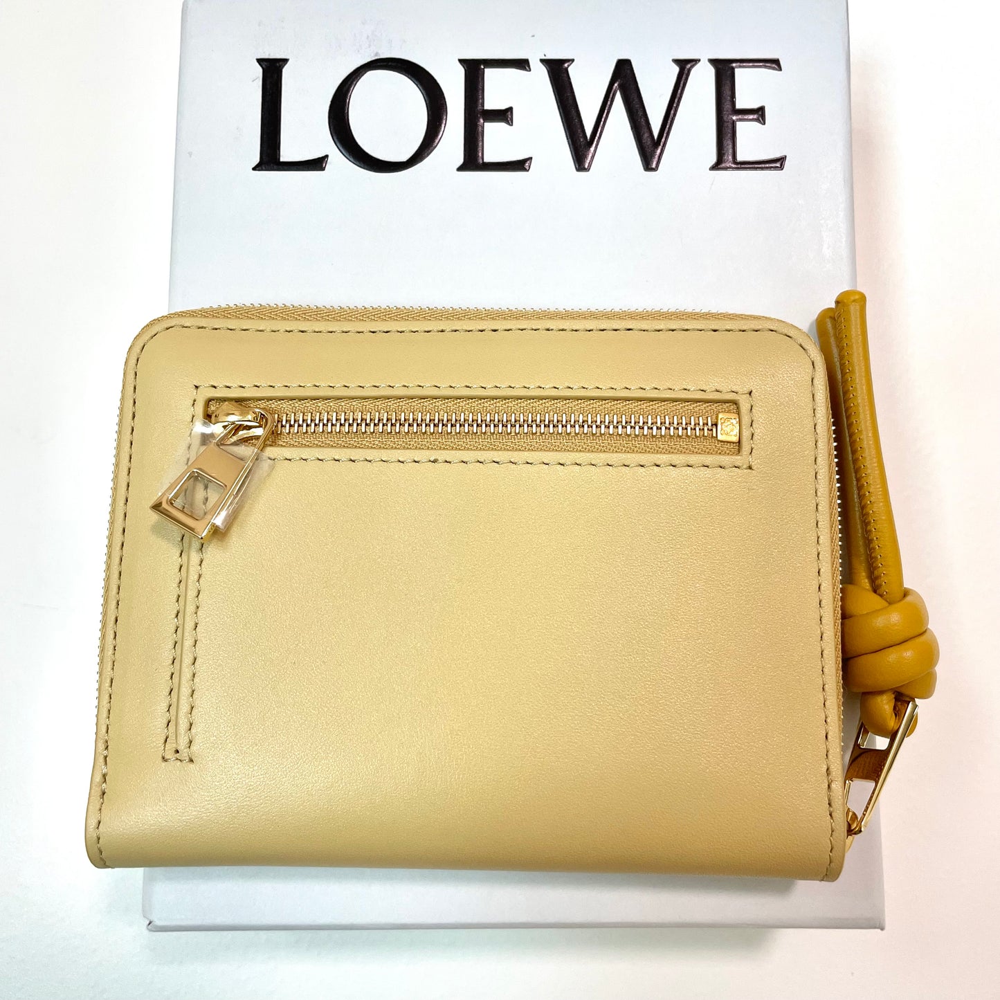 LOEWE ロエベ 財布 ウォレット ノット コンパクト ジップアラウンドレディース シャイニーナパカーフ 黄 イエロー ミニ財布