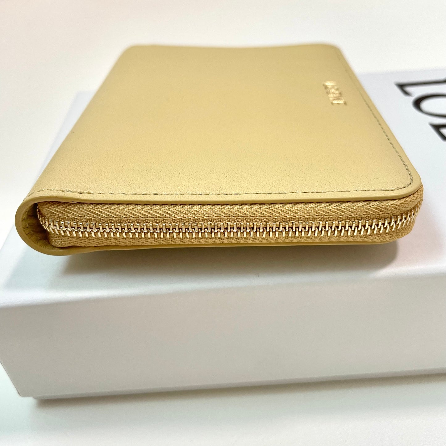 LOEWE ロエベ 財布 ウォレット ノット コンパクト ジップアラウンドレディース シャイニーナパカーフ 黄 イエロー ミニ財布