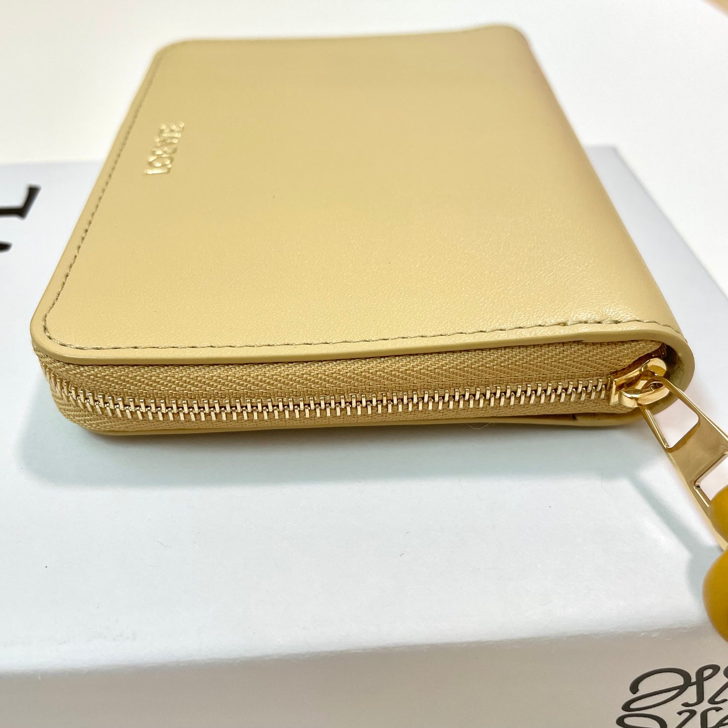 LOEWE ロエベ 財布 ウォレット ノット コンパクト ジップアラウンドレディース シャイニーナパカーフ 黄 イエロー ミニ財布