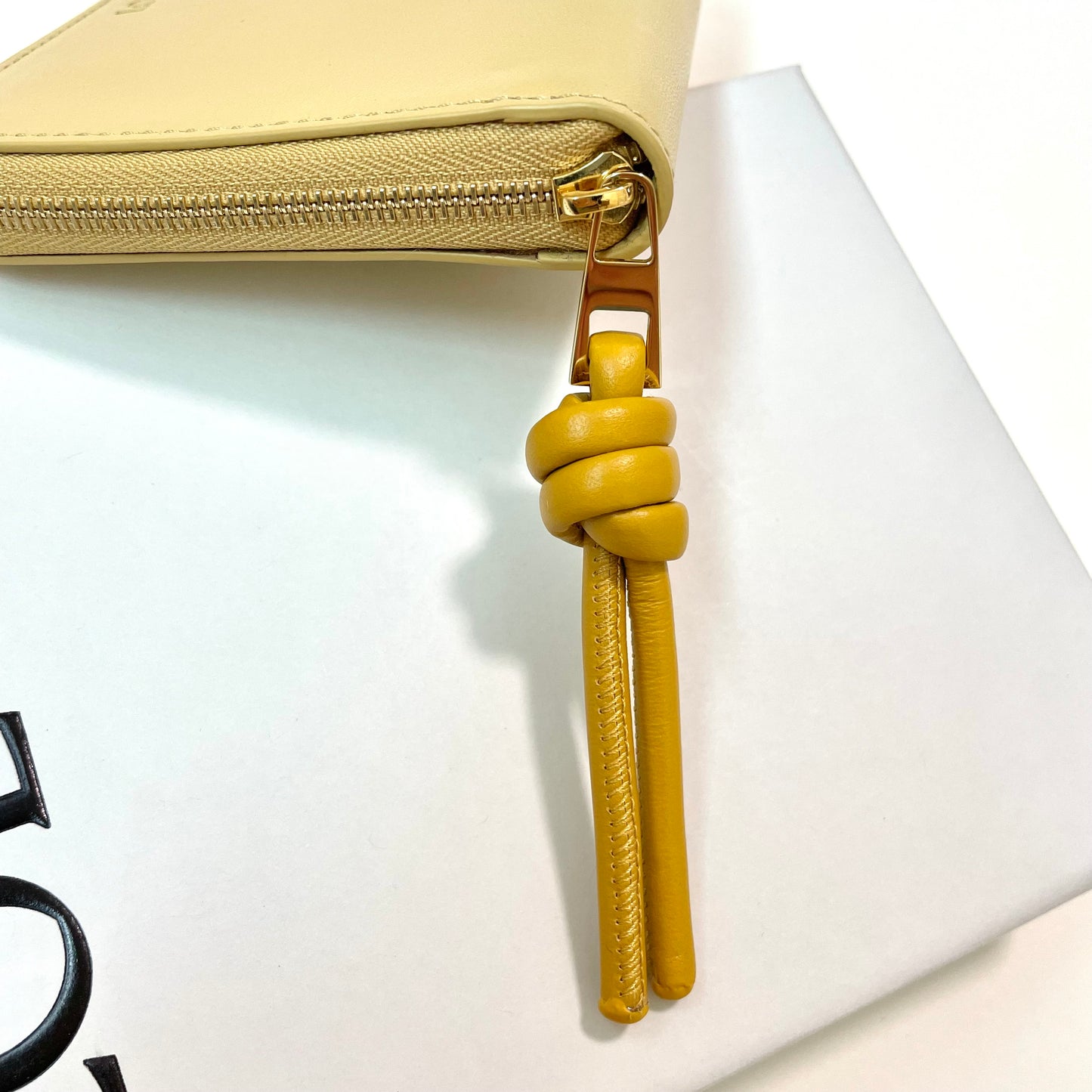 LOEWE ロエベ 財布 ウォレット ノット コンパクト ジップアラウンドレディース シャイニーナパカーフ 黄 イエロー ミニ財布