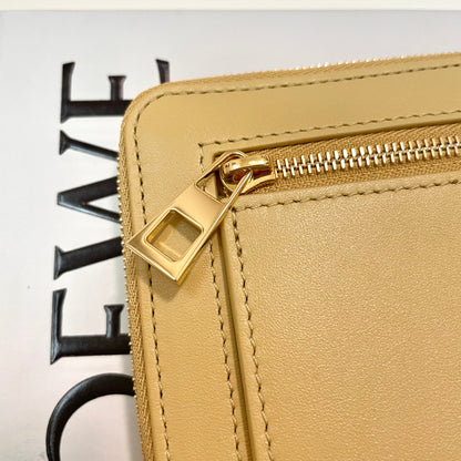 LOEWE ロエベ 財布 ウォレット ノット コンパクト ジップアラウンドレディース シャイニーナパカーフ 黄 イエロー ミニ財布