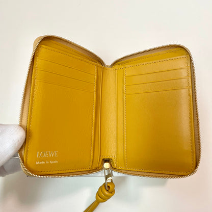 LOEWE ロエベ 財布 ウォレット ノット コンパクト ジップアラウンドレディース シャイニーナパカーフ 黄 イエロー ミニ財布