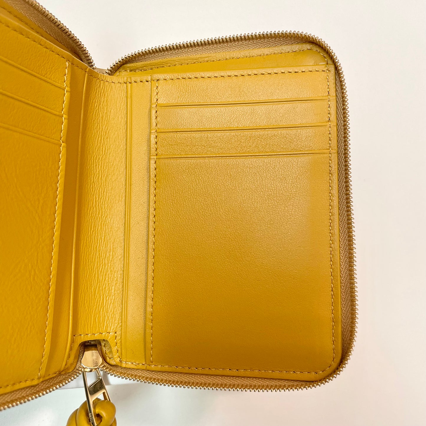 LOEWE ロエベ 財布 ウォレット ノット コンパクト ジップアラウンドレディース シャイニーナパカーフ 黄 イエロー ミニ財布