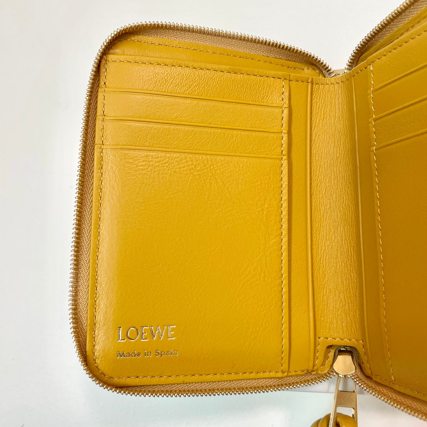 LOEWE ロエベ 財布 ウォレット ノット コンパクト ジップアラウンドレディース シャイニーナパカーフ 黄 イエロー ミニ財布