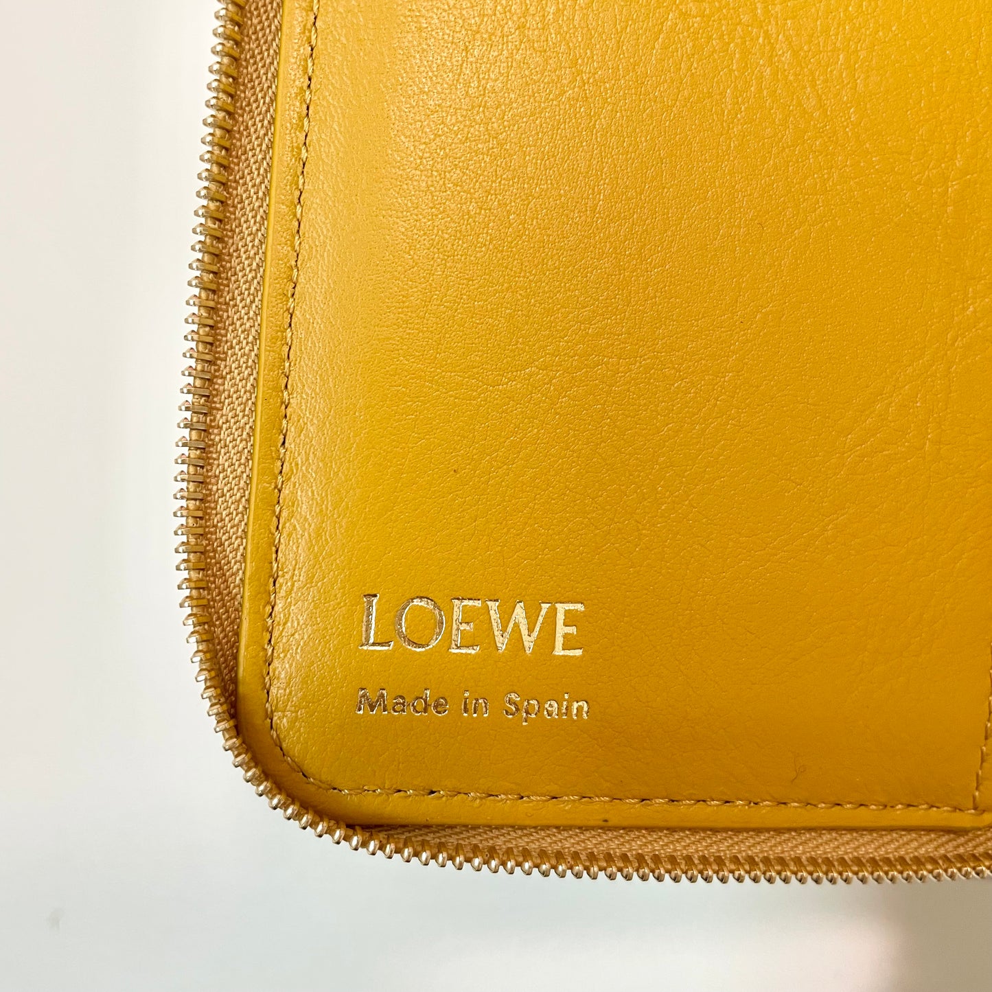 LOEWE ロエベ 財布 ウォレット ノット コンパクト ジップアラウンドレディース シャイニーナパカーフ 黄 イエロー ミニ財布