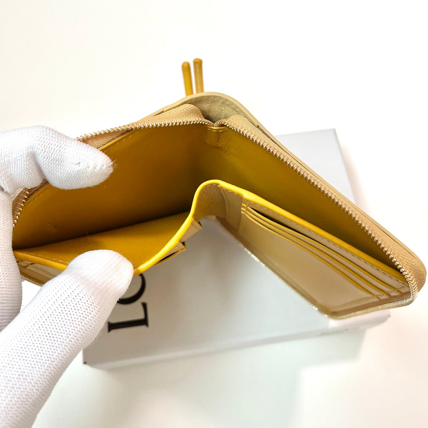 LOEWE ロエベ 財布 ウォレット ノット コンパクト ジップアラウンドレディース シャイニーナパカーフ 黄 イエロー ミニ財布