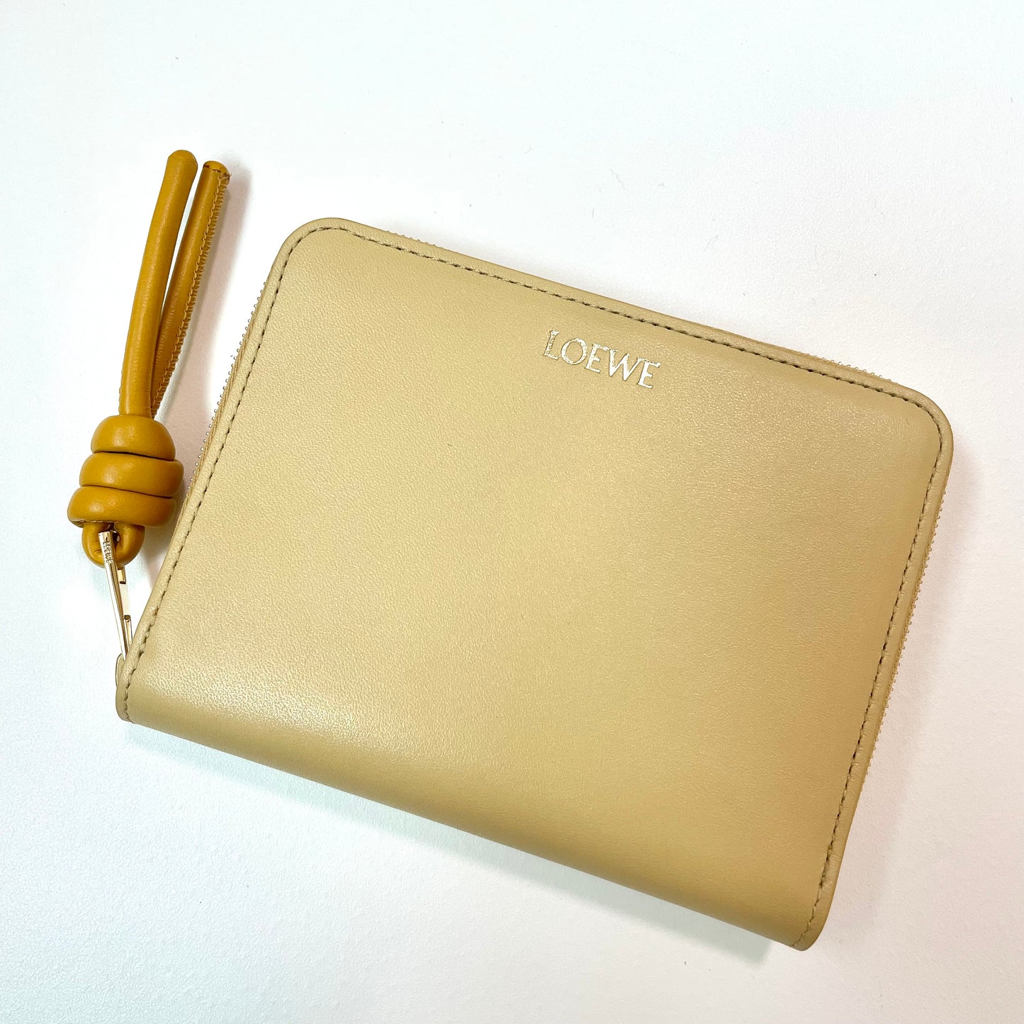 LOEWE ロエベ 財布 ウォレット ノット コンパクト ジップアラウンドレディース シャイニーナパカーフ 黄 イエロー ミニ財布