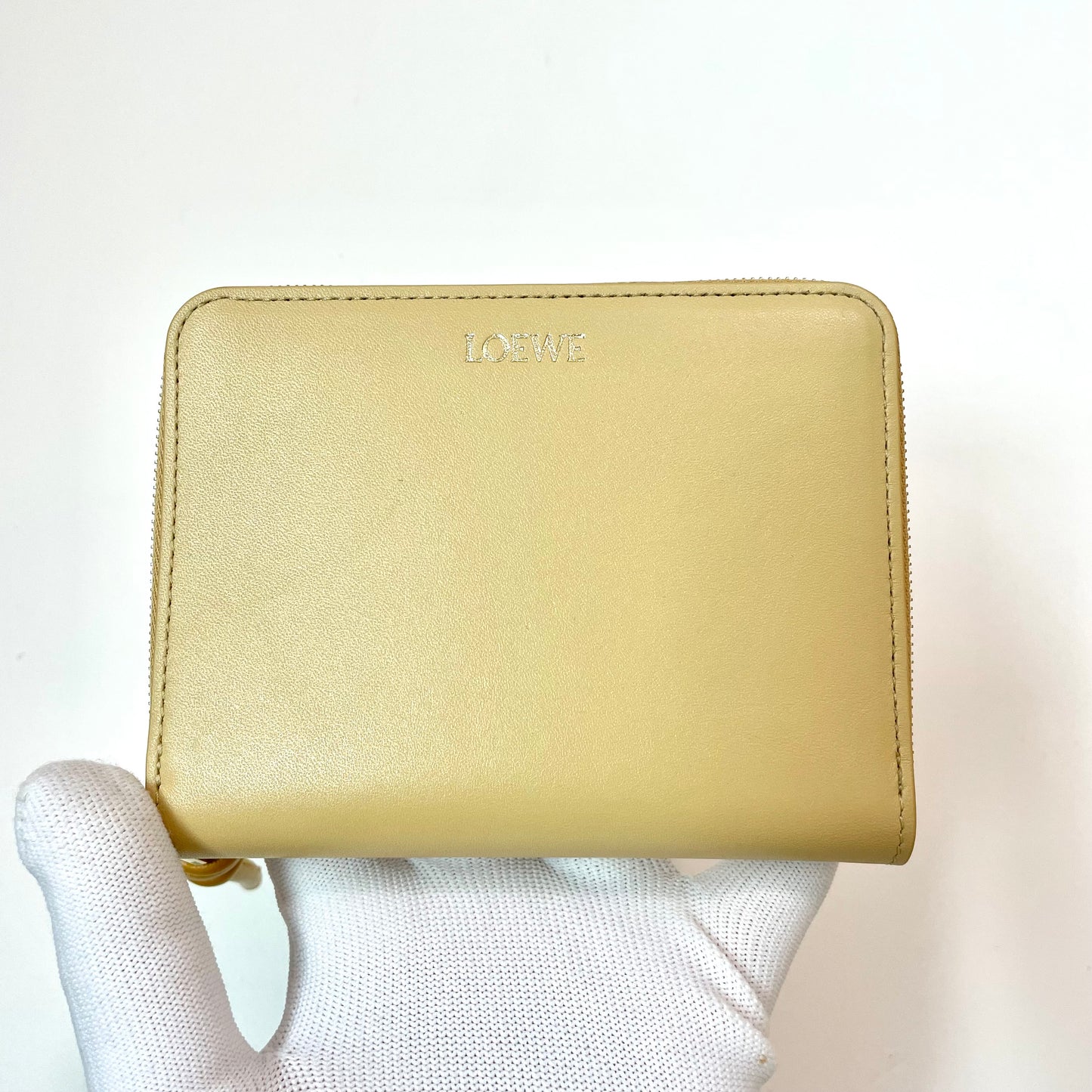 LOEWE ロエベ 財布 ウォレット ノット コンパクト ジップアラウンドレディース シャイニーナパカーフ 黄 イエロー ミニ財布