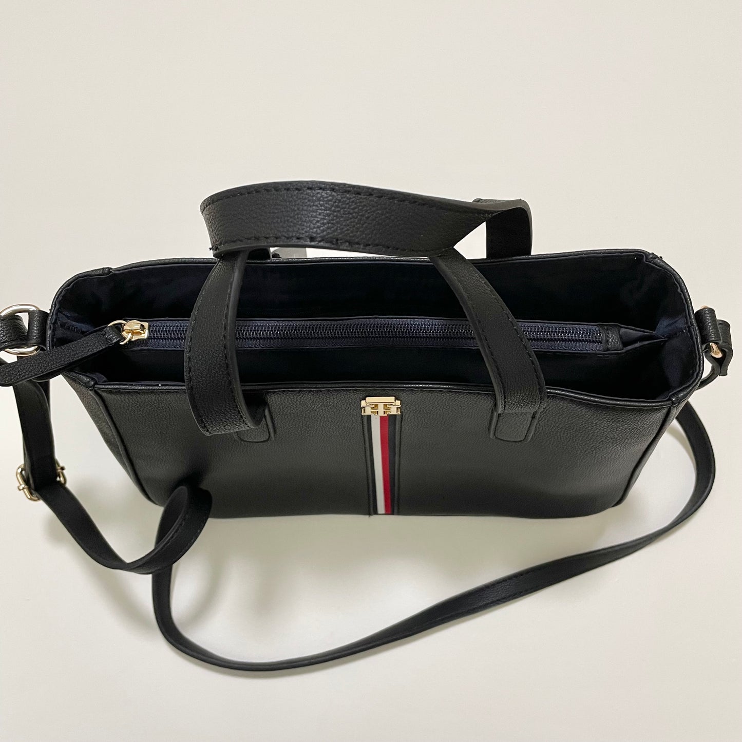 TOMMY HILFIGER トミーヒルフィガー ショルダーバッグ 斜め掛け レディース シンプル ロゴ トリコロール ブラック