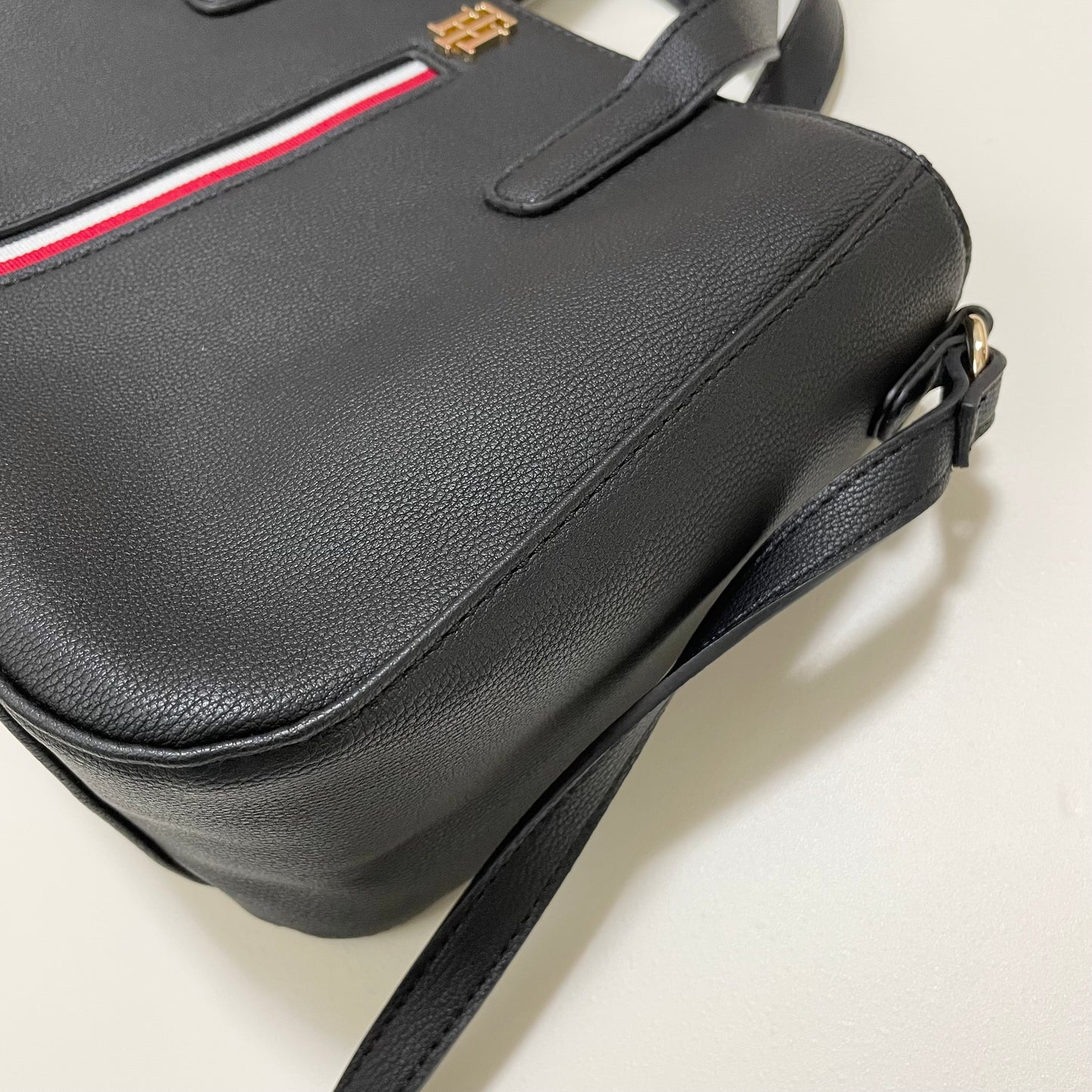 TOMMY HILFIGER トミーヒルフィガー ショルダーバッグ 斜め掛け レディース シンプル ロゴ トリコロール ブラック