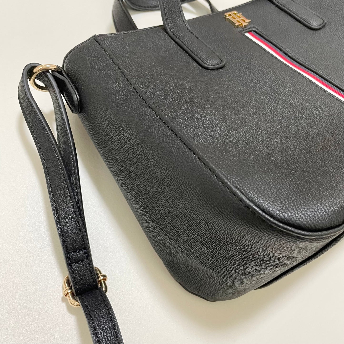 TOMMY HILFIGER トミーヒルフィガー ショルダーバッグ 斜め掛け レディース シンプル ロゴ トリコロール ブラック