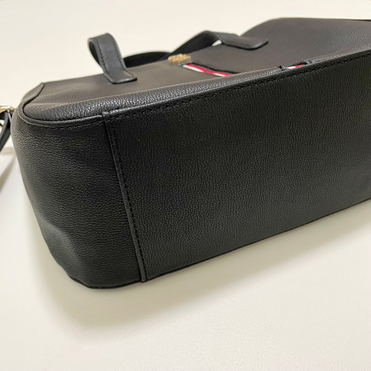 TOMMY HILFIGER トミーヒルフィガー ショルダーバッグ 斜め掛け レディース シンプル ロゴ トリコロール ブラック