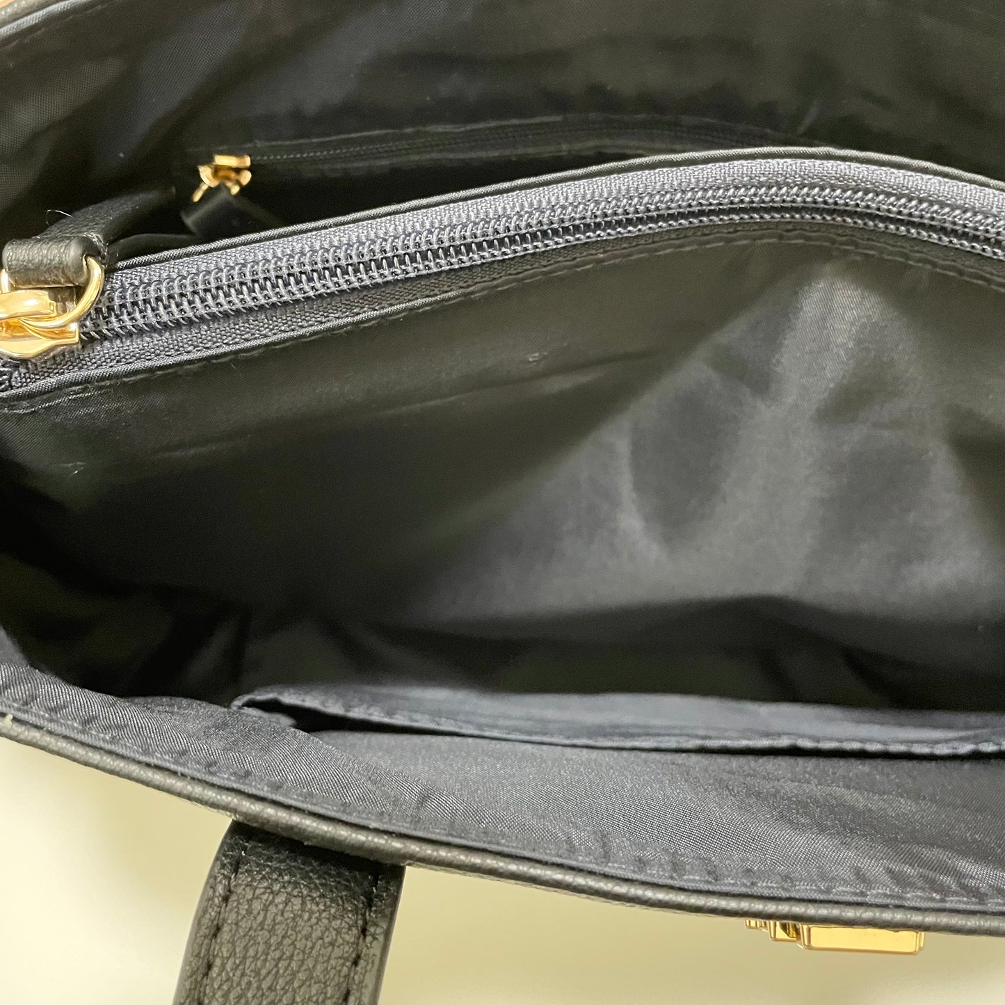 TOMMY HILFIGER トミーヒルフィガー ショルダーバッグ 斜め掛け レディース シンプル ロゴ トリコロール ブラック