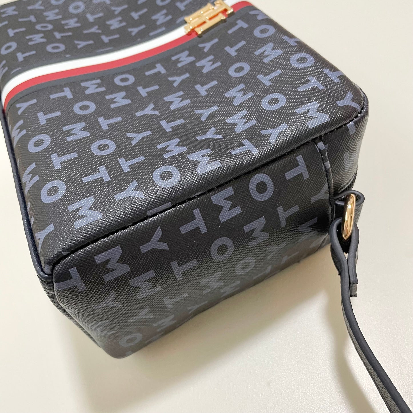 TOMMY HILFIGER トミーヒルフィガー ショルダーバッグ 斜め掛け ミニバッグ レディース トリコロール 総柄 ネイビー