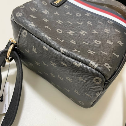 TOMMY HILFIGER トミーヒルフィガー ショルダーバッグ 斜め掛け ミニバッグ レディース トリコロール 総柄 ブラック