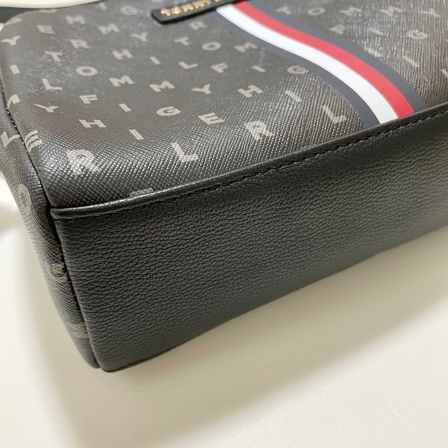 TOMMY HILFIGER トミーヒルフィガー ショルダーバッグ 斜め掛け ミニバッグ レディース トリコロール 総柄 ブラック