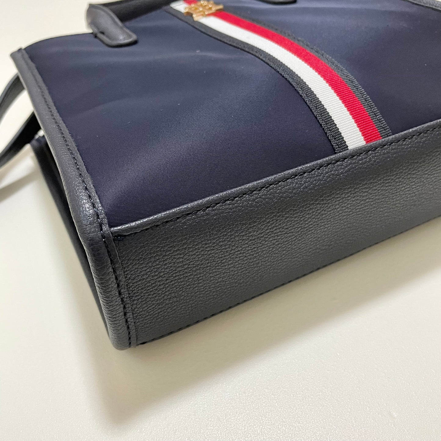 TOMMY HILFIGER トミーヒルフィガー ショルダーバッグ 斜め掛け ミニバッグ レディース ナイロン シンプル ネイビー