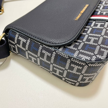 TOMMY HILFIGER トミーヒルフィガー ショルダーバッグ 斜め掛け ミニバッグ レディース 総柄 ロゴ 紺 ネイビー