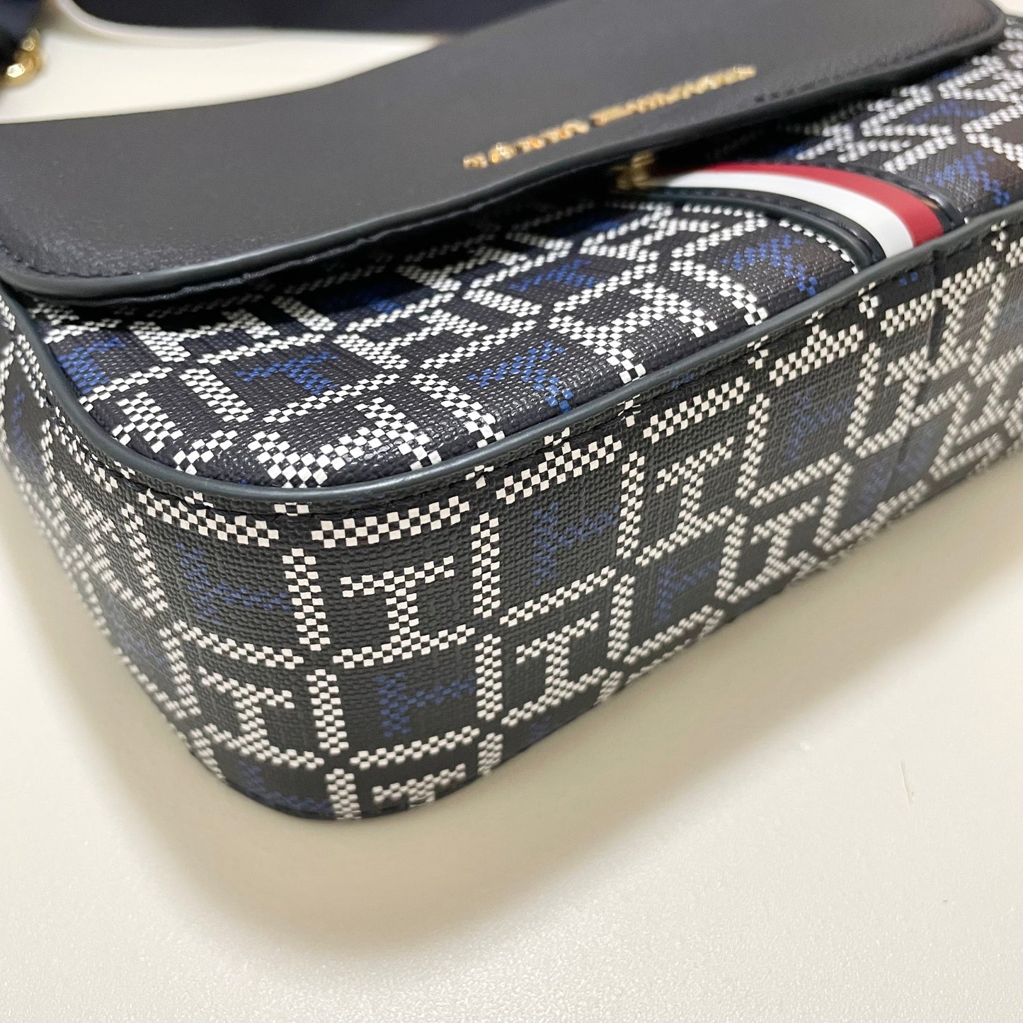 TOMMY HILFIGER トミーヒルフィガー ショルダーバッグ 斜め掛け ミニバッグ レディース 総柄 ロゴ 紺 ネイビー