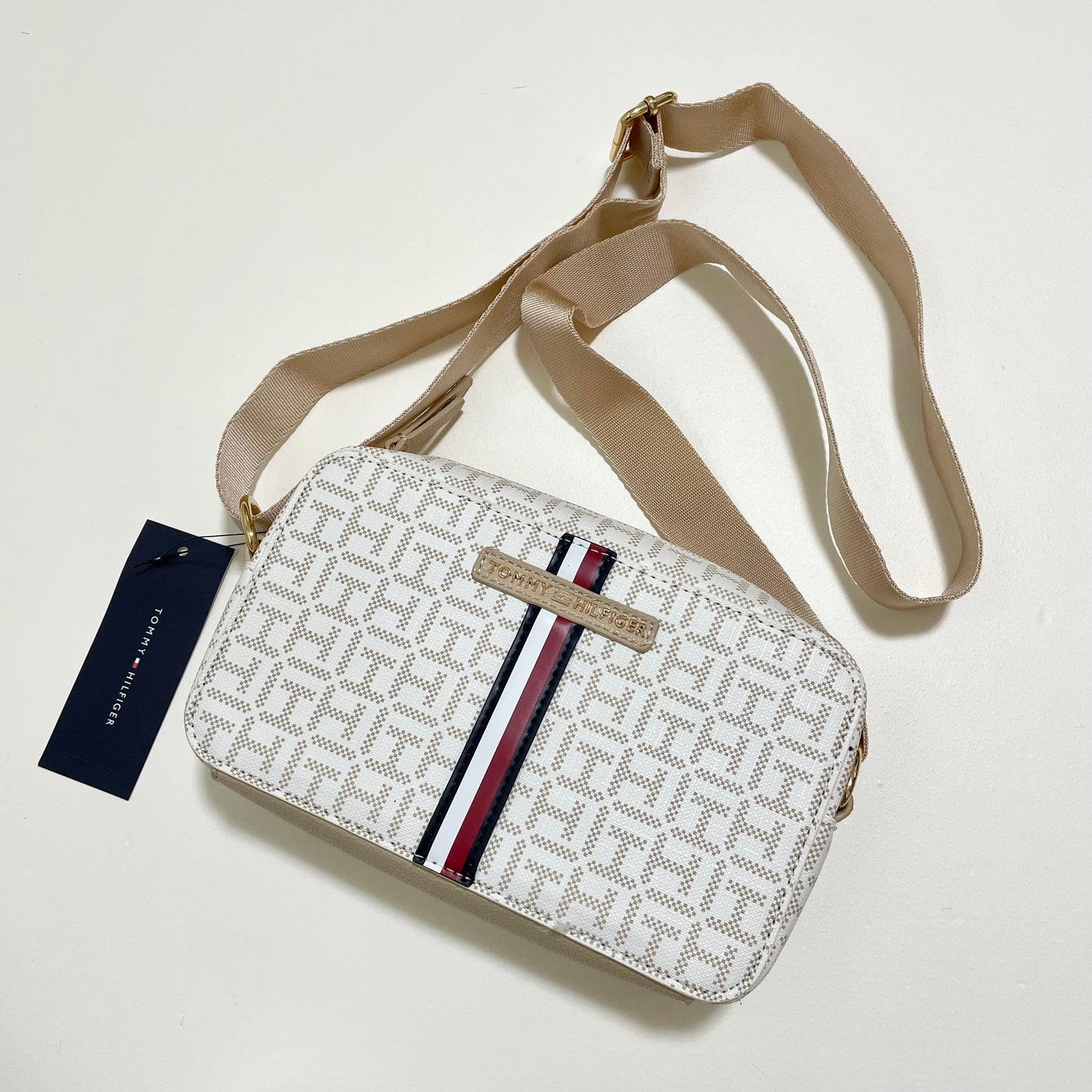 TOMMY HILFIGER トミーヒルフィガー ショルダーバッグ 斜め掛け ミニバッグ レディース 総柄 ロゴ ベージュ